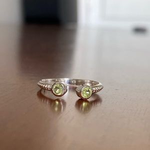925 Sterling silver ring with peridot stones